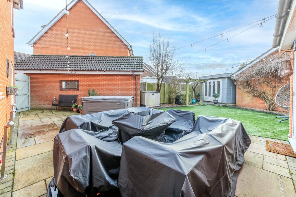 6 bed detached house for saleCygnet Close, Attleborough, Norfolk NR17 photo 4