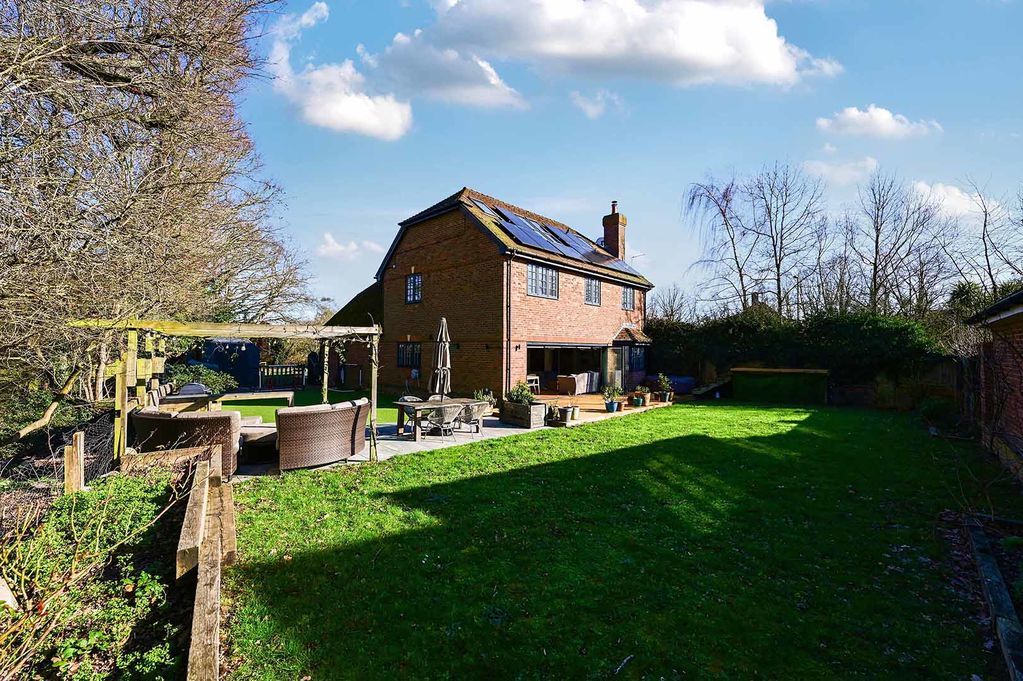 6 bed detached house for saleLittle Binfields, Chineham RG24 photo 5