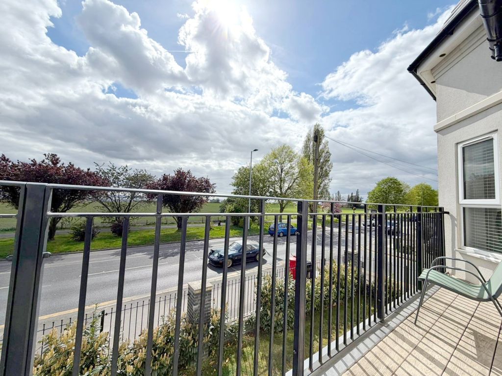 2 bed flat for saleTower View, 573-575 London Road, Hadleigh, Essex SS7