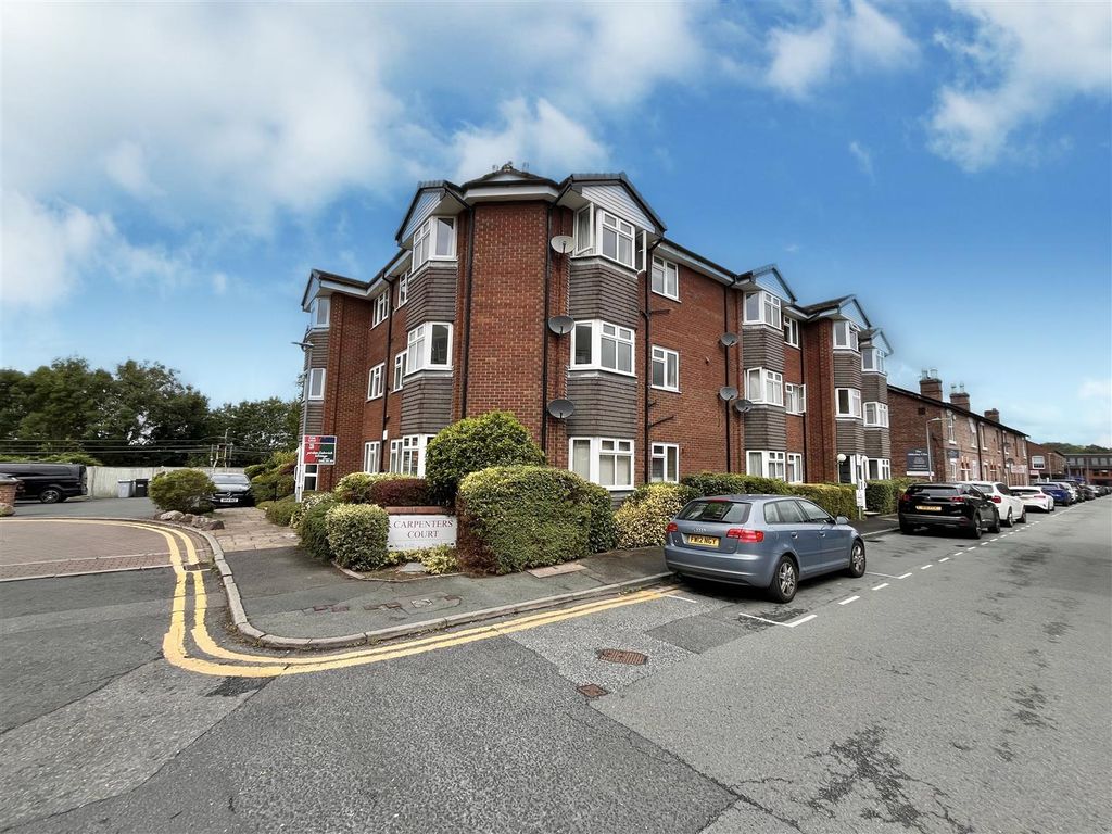 2 bed flat for saleCarpenters Court, South Street, Alderley Edge SK9