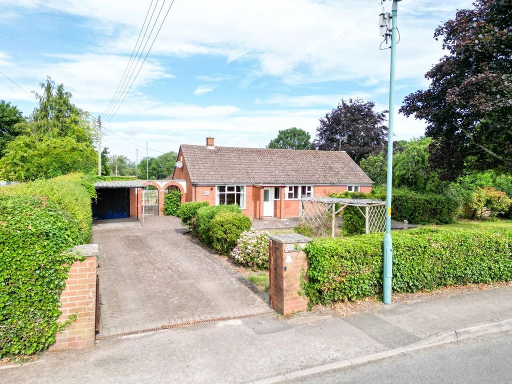 2 bed detached bungalow for saleWanswell, Berkeley GL13 photo 2