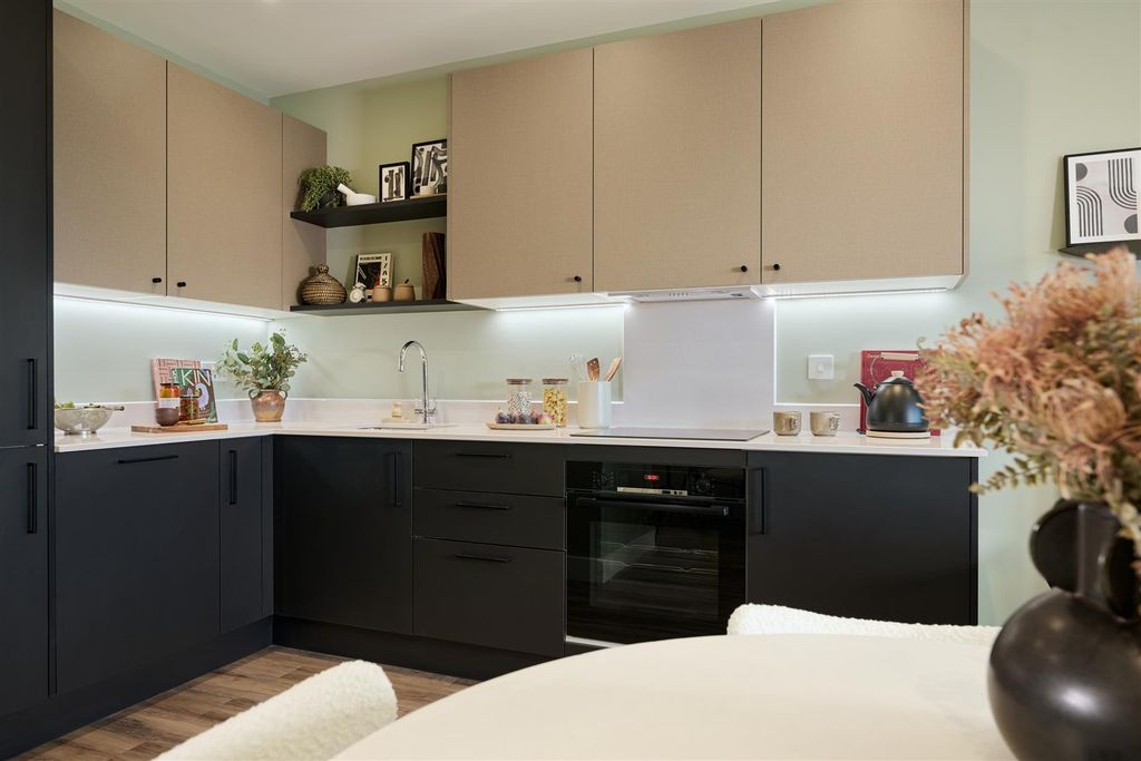 Additional image 3 of 2 bed flat for saleBankside Gardens, Reading RG2