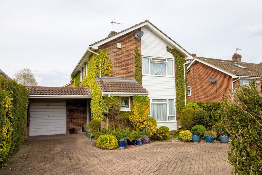 3 bed detached house for saleBeech Road, Alresford SO24