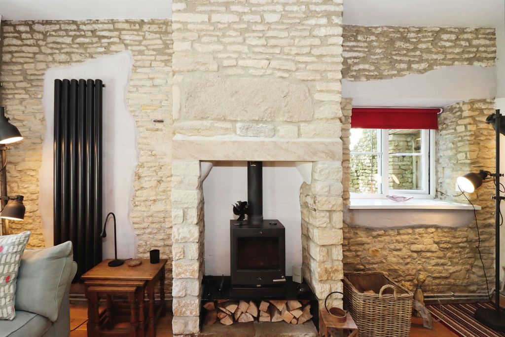 4 bed cottage for saleThe Plain, Hawkesbury Upton, Badminton GL9 photo 4
