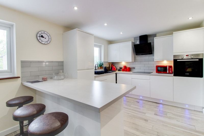 2 bed flat for saleThe Gallops, Langdon Hills, Basildon, Essex SS16 photo 2
