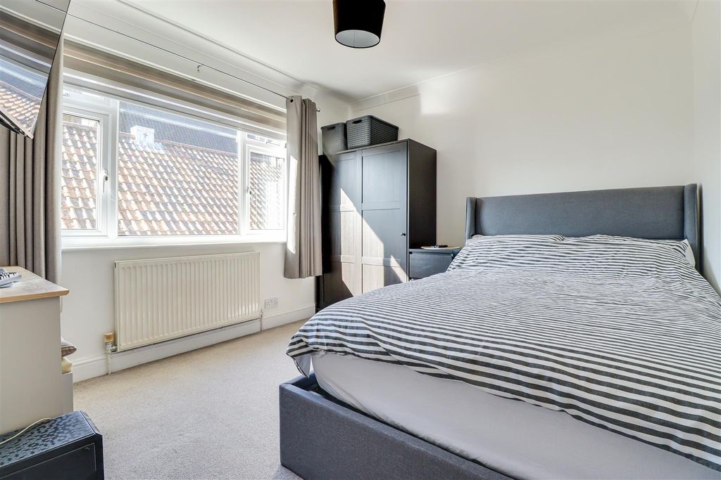 Additional image 9 of 2 bed flat for saleWoodfield Road, Hadleigh SS7