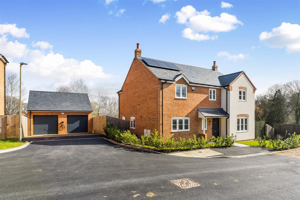 4 bed detached house for saleHightown Road, Banbury - Stunning Bespoke Interior OX16