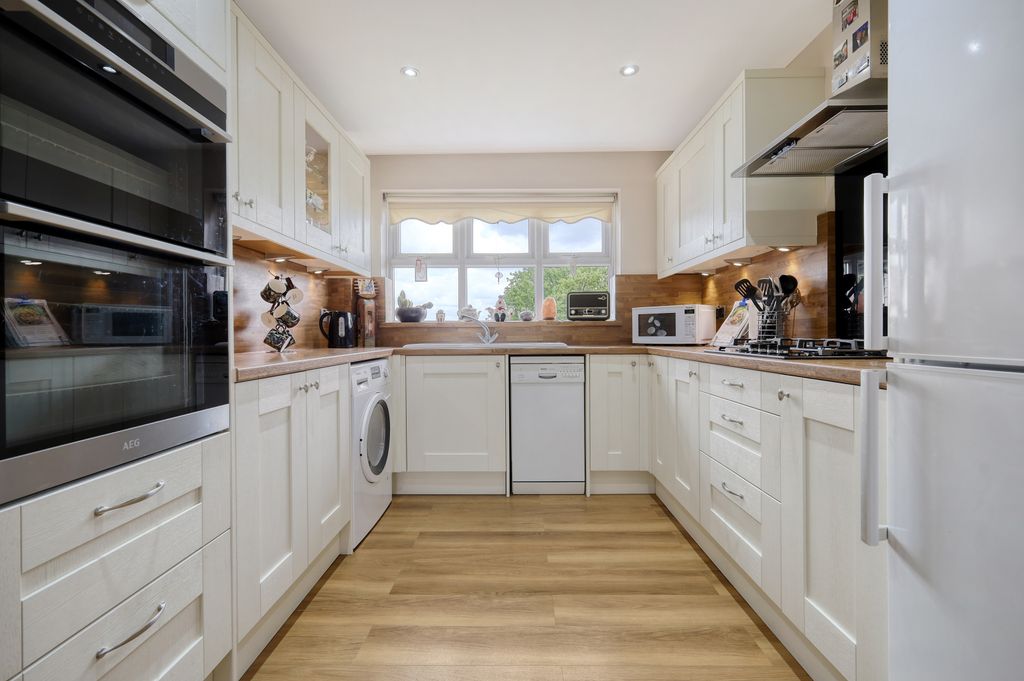 2 bed flat for saleCrouch Street, Noak Bridge, Basildon, Essex SS15 photo 3
