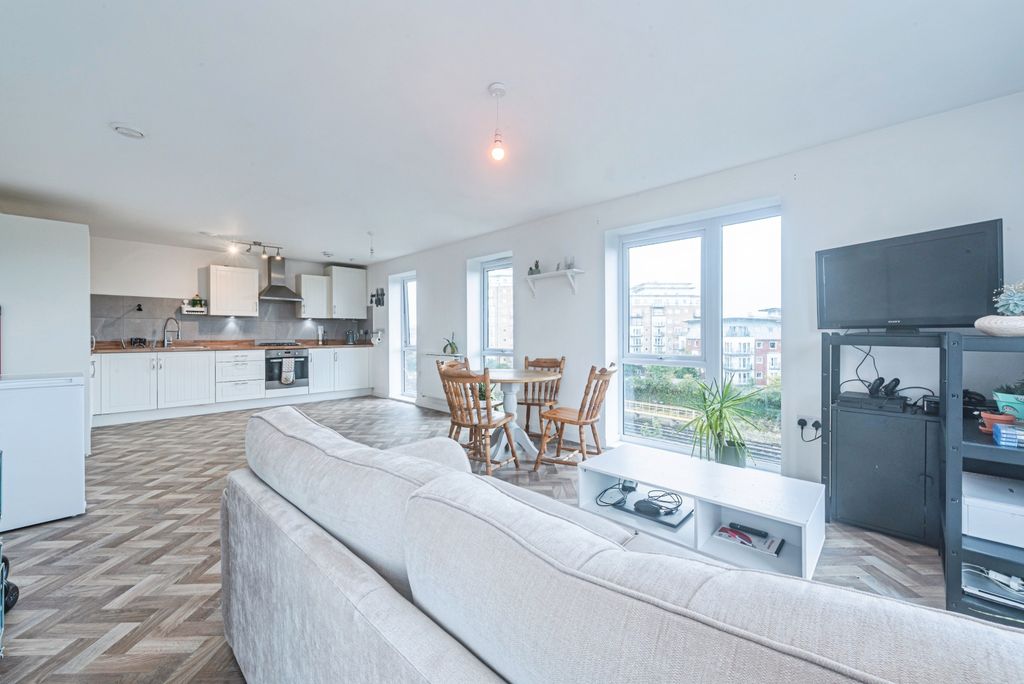 Additional image 6 of 2 bed flat for sale1 Strong Drive, Basingstoke RG21