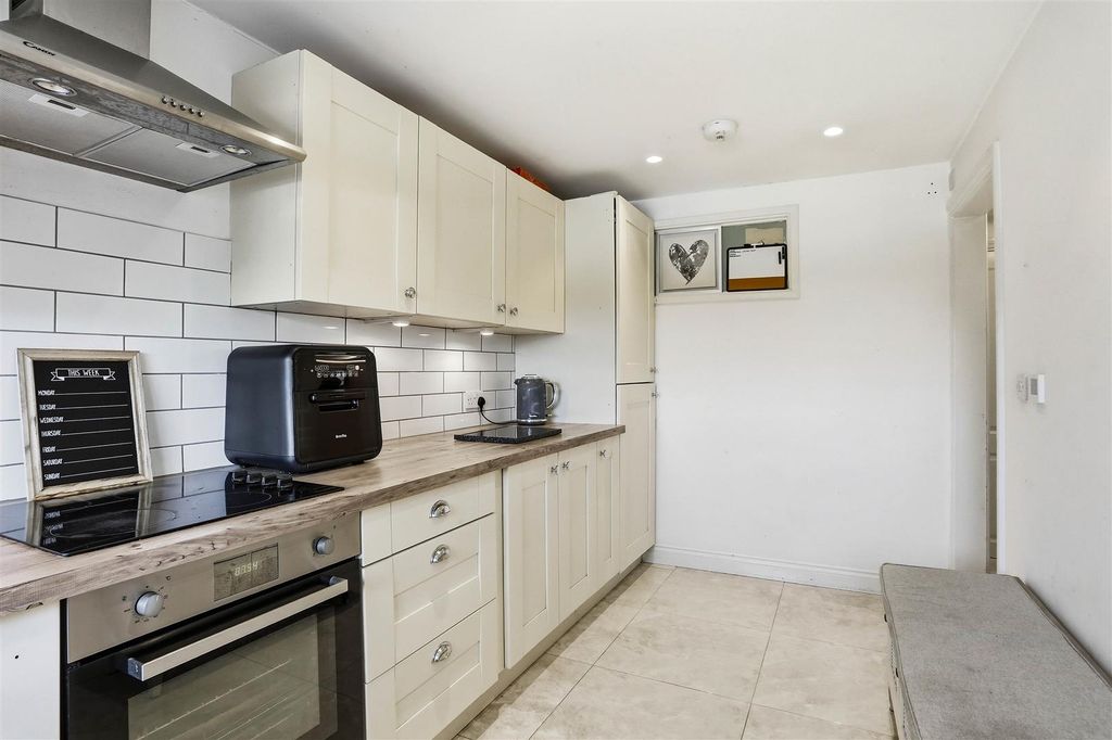 Additional image 8 of 2 bed flat for salePound Road, Banstead SM7