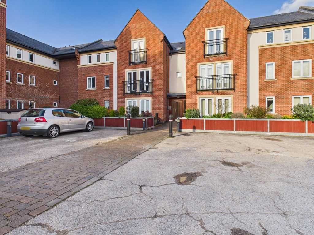 2 bed flat for saleWhielden Street, Amersham, Buckinghamshire HP7