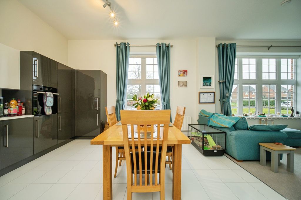 Additional image 4 of 2 bed flat for saleHospital Hill, Aldershot GU11