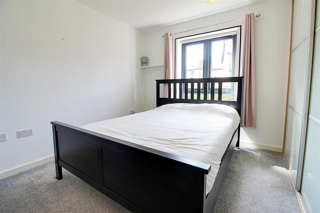Additional image 7 of 2 bed flat for saleBirtchnell Close, Berkhamsted HP4