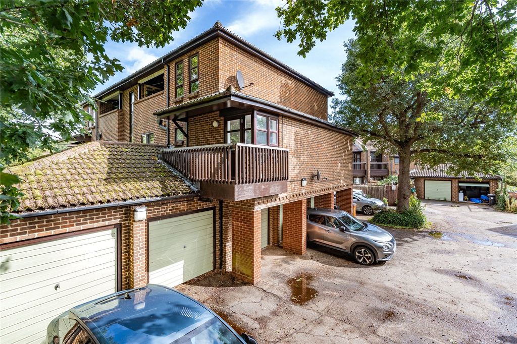 2 bed flat for saleCourtney Park Road, Langdon Hills, Basildon, Essex SS16