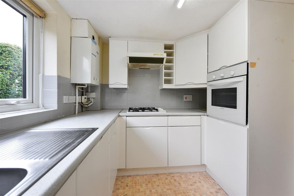 2 bed maisonette for saleCarters Meadow, Charlton, Andover SP10 photo 2