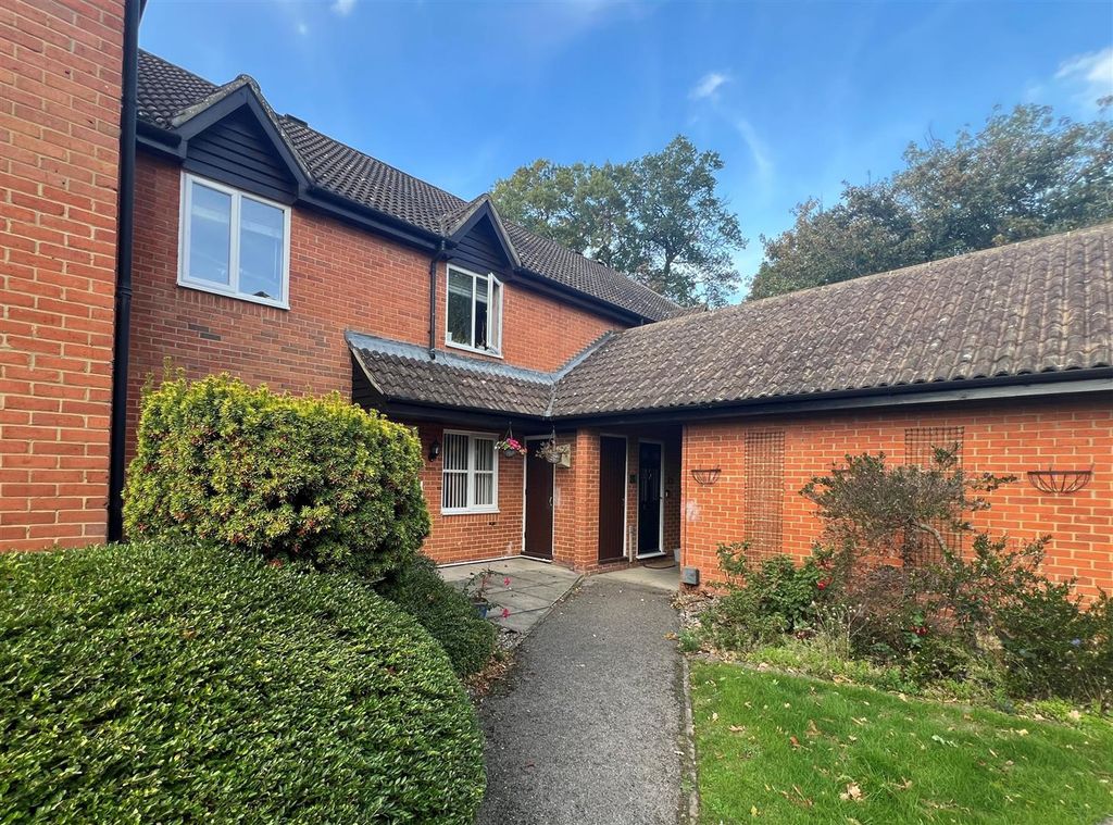 2 bed maisonette for salePyotts Court, Old Basing, Basingstoke RG24