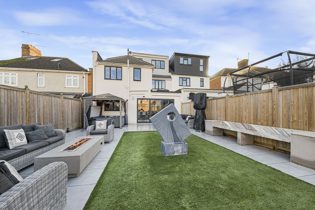 Additional image 29 of 4 bed semi-detached house for saleEdwin Close, Bexleyheath DA7