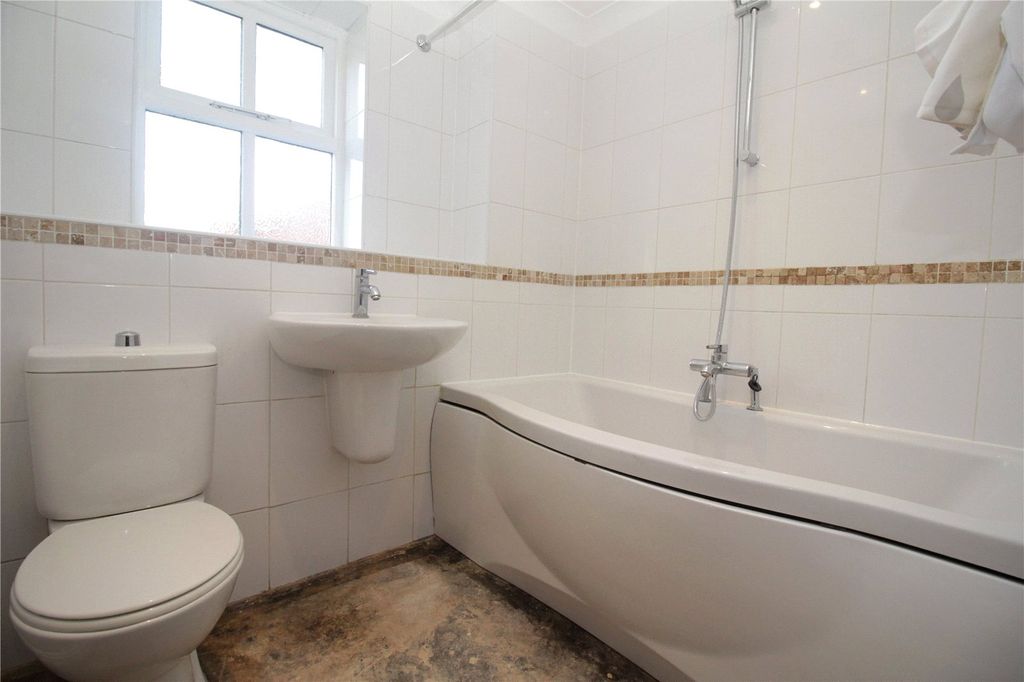 2 bed flat for saleNorthampton Grove, Langdon Hills, Basildon, Essex SS16 photo 5