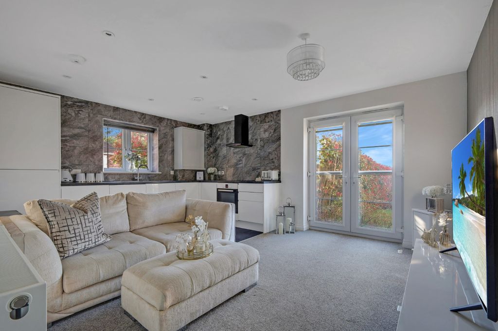 2 bed flat for saleWoodlands, Catherine Road, Benfleet, Essex SS7 photo 2