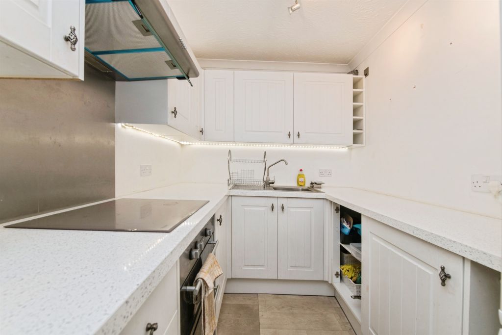 2 bed flat for saleCastle Hill, Axminster EX13 photo 5