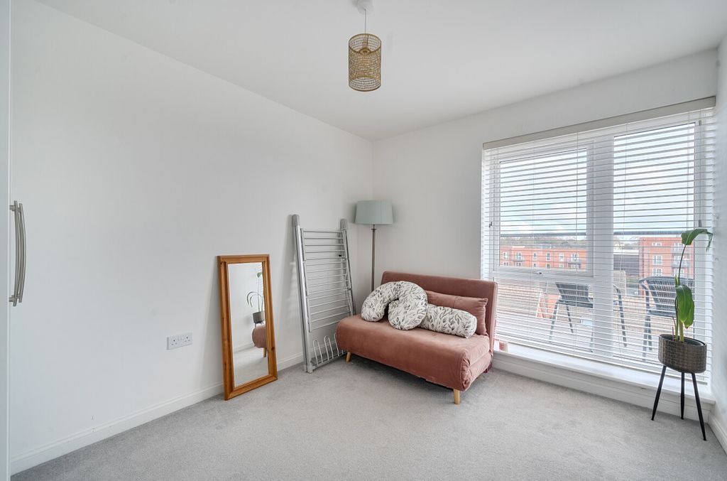 2 bed flat for saleStrong Drive, Basingstoke, Hampshire RG21 photo 4