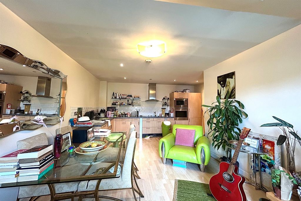 Additional image 5 of 2 bed flat for saleRoyles Square, South Street, Alderley Edge SK9