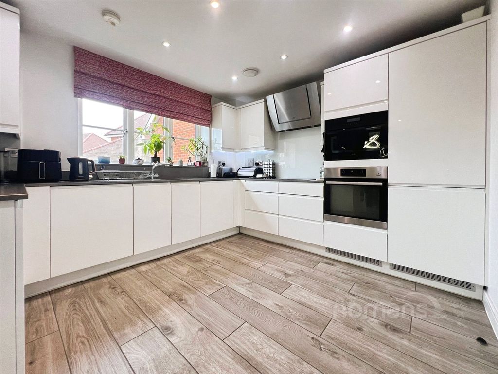 Additional image 13 of 5 bed town house for saleFrench Drive, Wellesley, Aldershot GU11