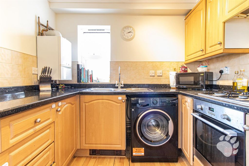 Additional image 6 of 2 bed flat for saleHandleys Court, Noak Bridge SS15