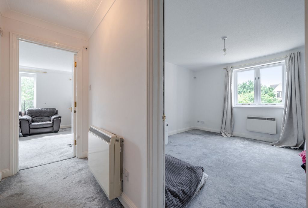 2 bed flat for saleDucklington Lane, Witney, Oxfordshire OX28 photo 2