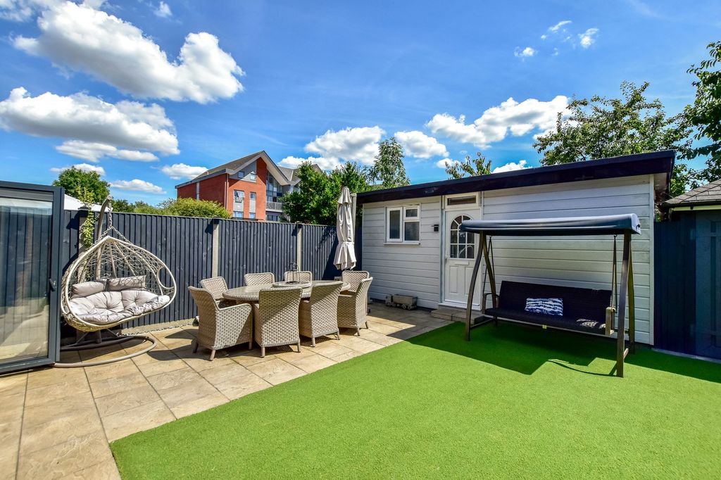 Additional image 28 of 4 bed semi-detached house for saleHazelwood Lane, Abbots Langley WD5