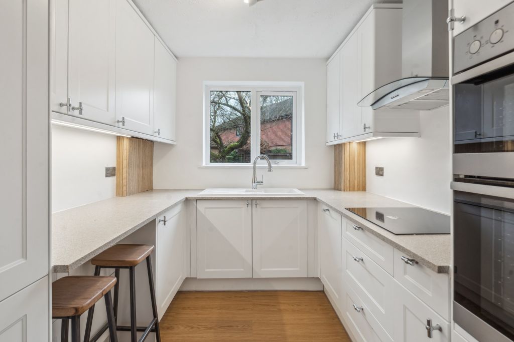 2 bed flat for saleTudor Park, Amersham HP6 photo 4