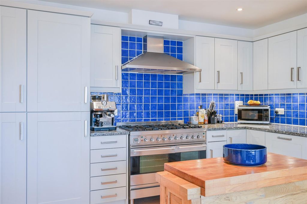 Additional image 12 of 2 bed flat for saleHolly Hill Park, Banstead SM7