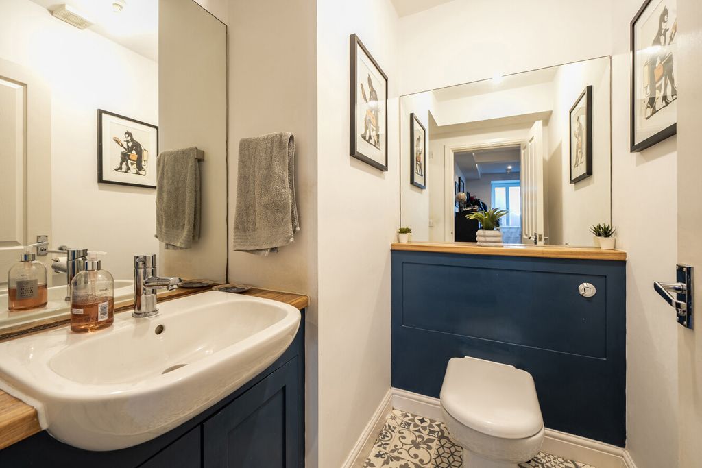 Additional image 10 of 2 bed flat for saleBromley Road, Beckenham BR3