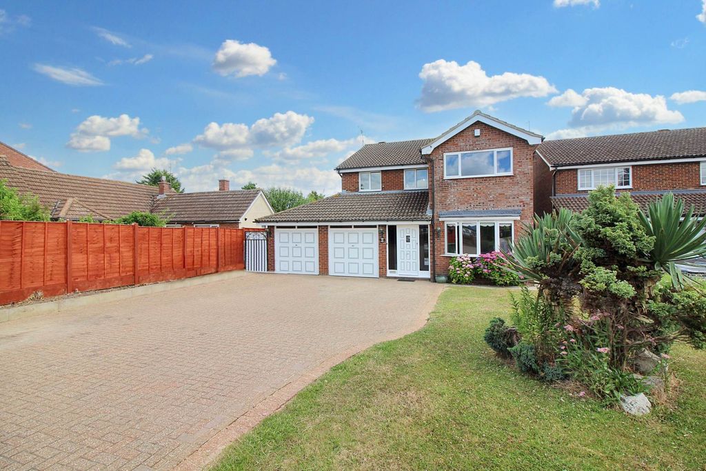 4 bed detached house for saleMiddle Road, Aylesbury HP21