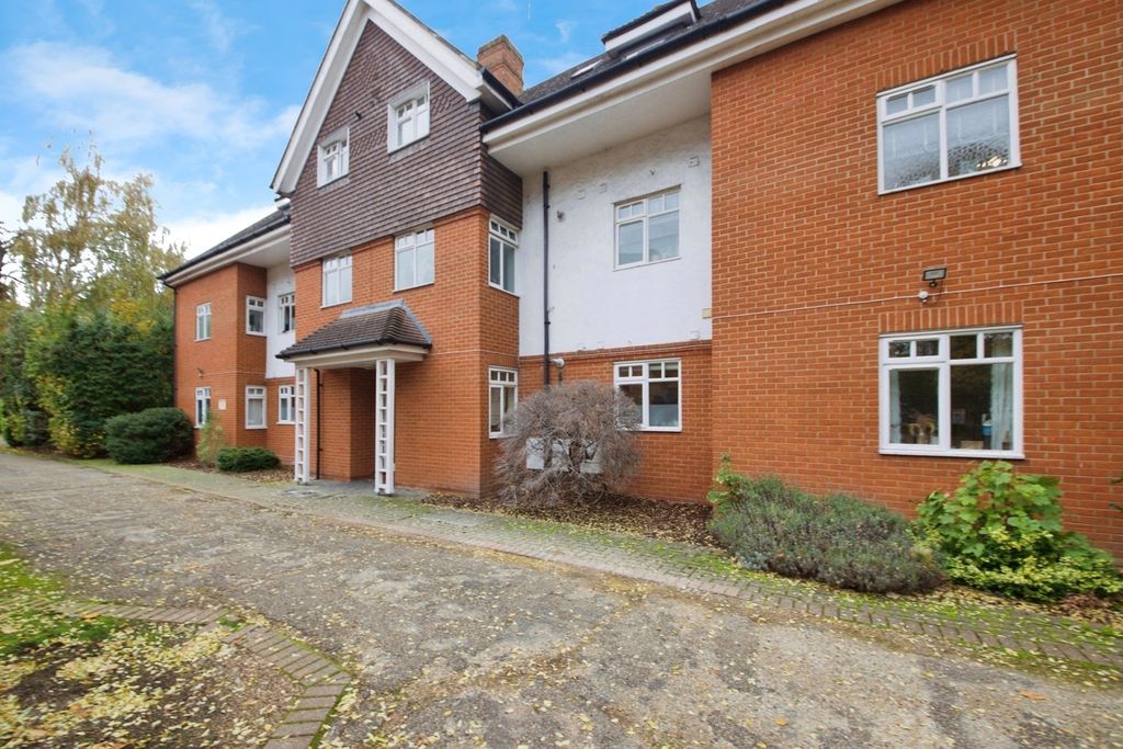 2 bed flat for saleCatiline Court, 63A Main Road, Romford RM2
