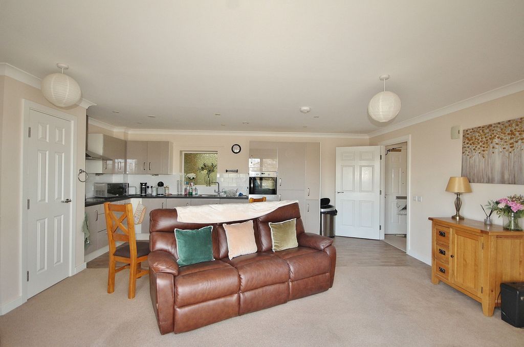 2 bed flat for saleFernleigh, Witney OX28 photo 5