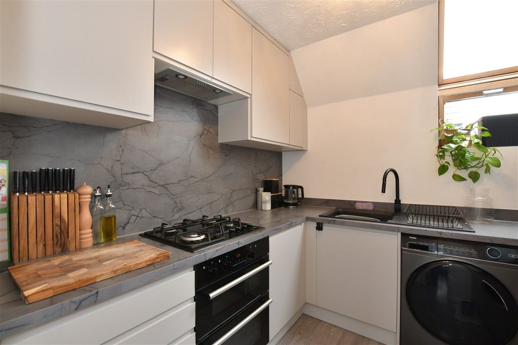 2 bed flat for saleBramble Tye, Laindon, Basildon, Essex SS15 photo 4