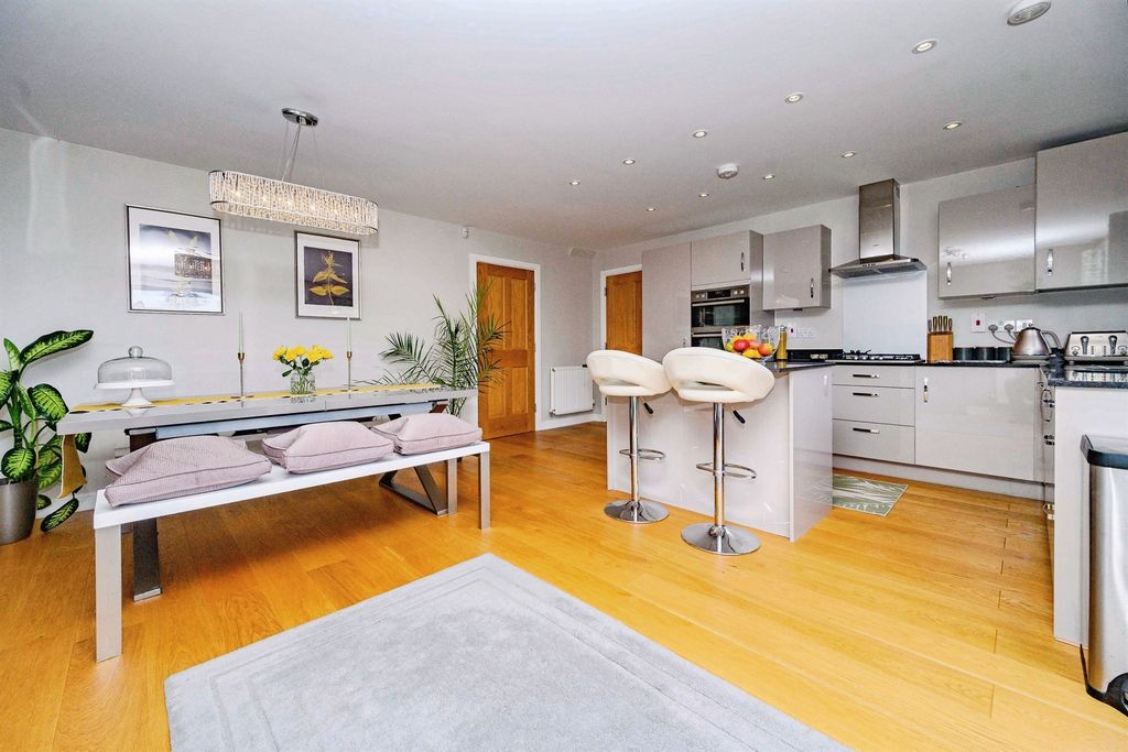 Additional image 10 of 4 bed semi-detached house for saleSouth Way, Abbots Langley WD5