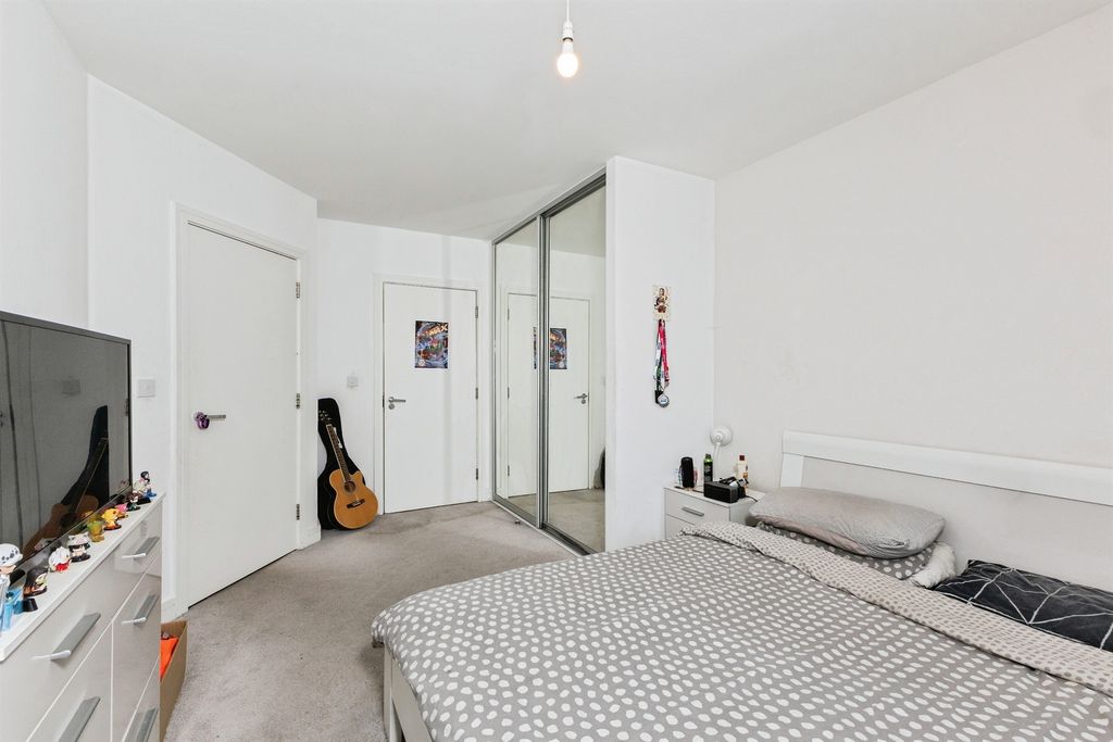 Additional image 8 of 2 bed flat for saleBedwyn Mews, Reading RG2