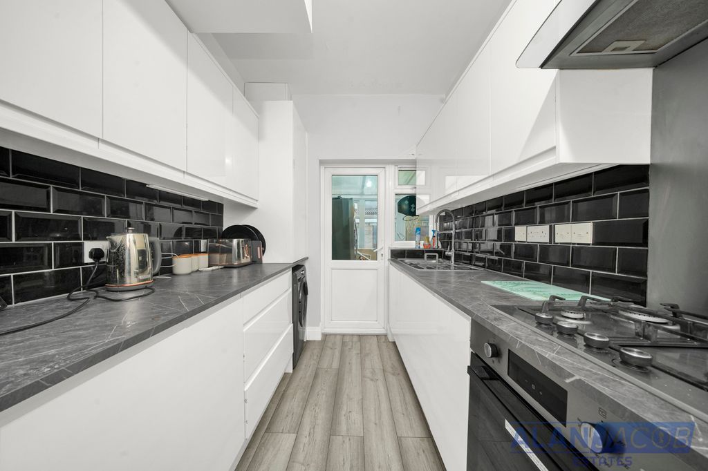 Additional image 4 of 3 bed end terrace house for saleBurnham Road, Romford RM7