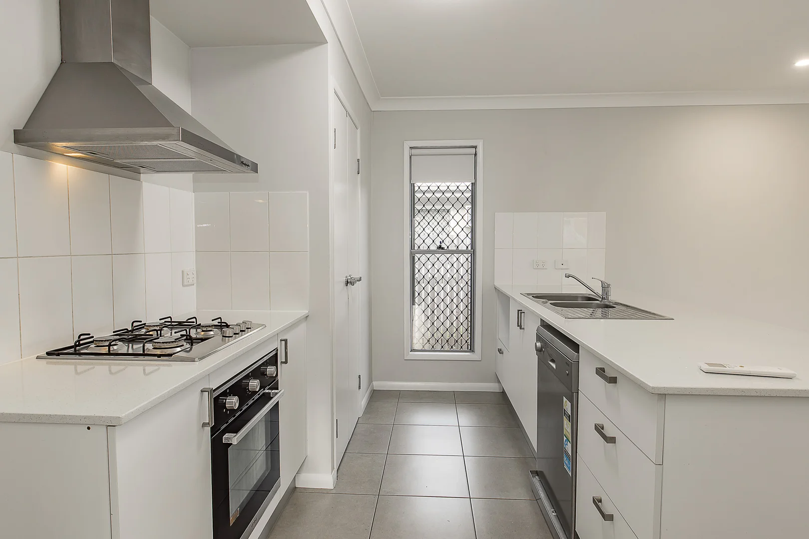 28 Delaware Green, Mount Louisa QLD 4814 photo 2