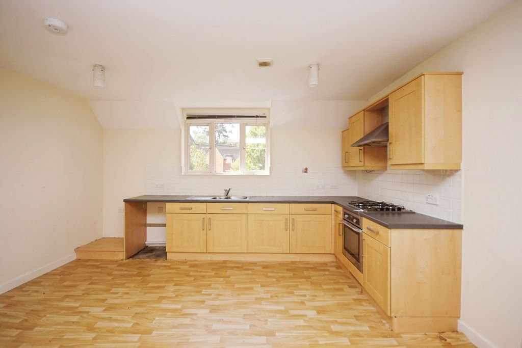2 bed flat for saleTownsend Close, Dursley, Gloucestershire GL11 photo 2