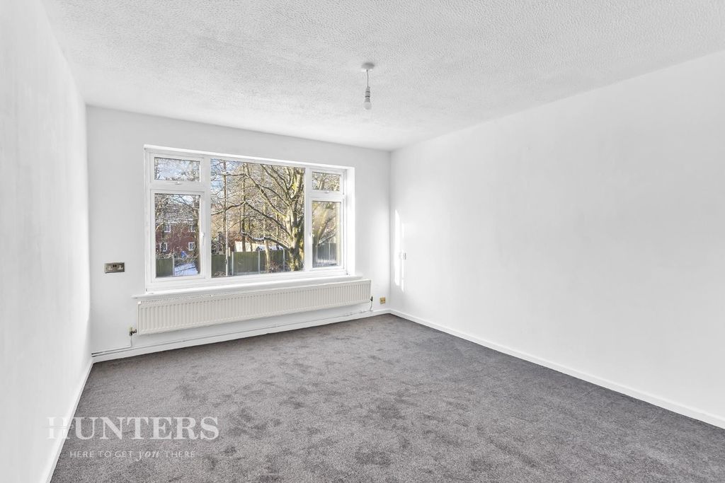 1 bed flat for saleMerlin Close, Oldham OL8 photo 2