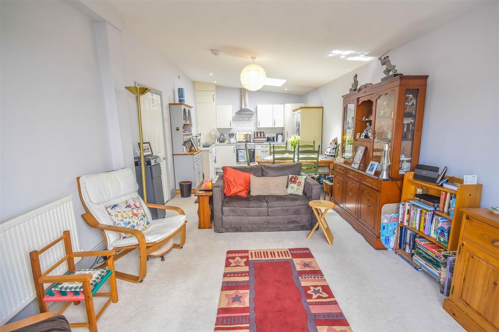 2 bed maisonette for saleMarybrook Street, Berkeley GL13 photo 3