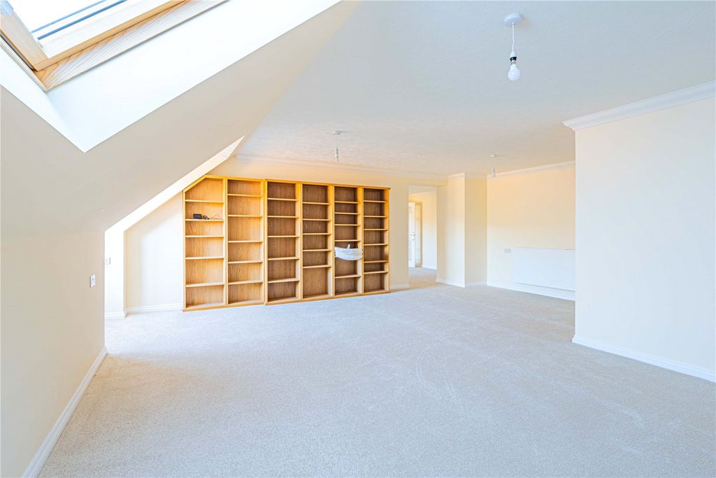Additional image 3 of 2 bed flat for saleHigh Street, Berkhamsted, Hertfordshire HP4