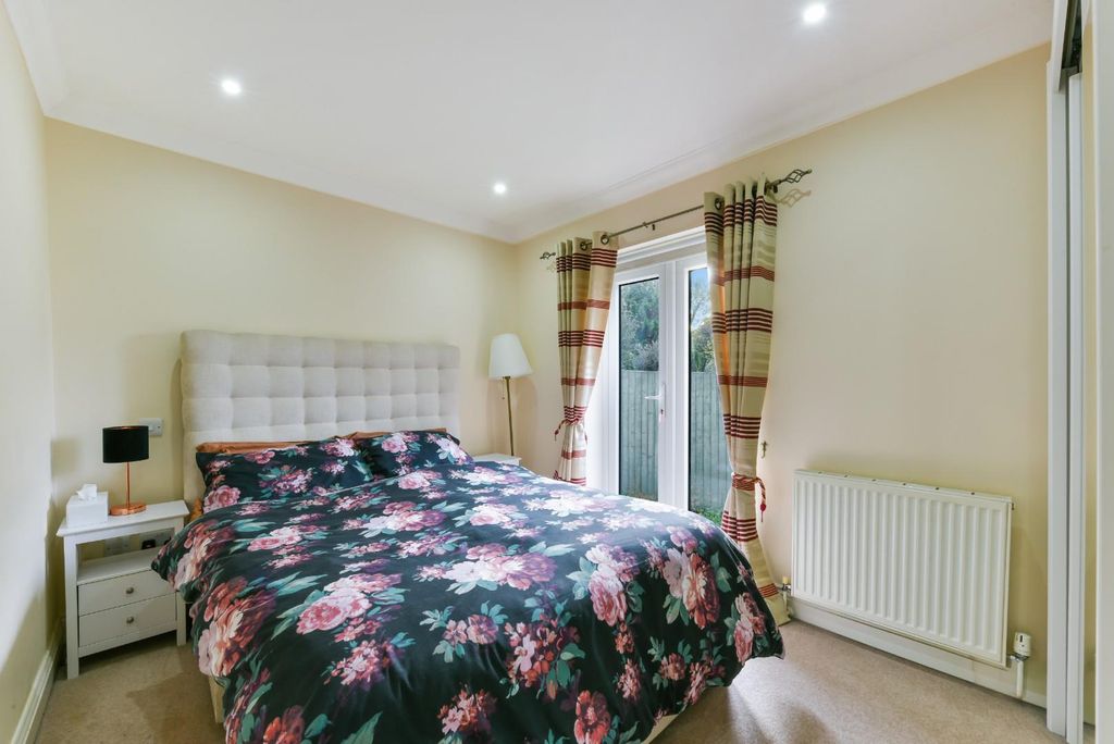Additional image 10 of 3 bed chalet for saleThe Oval, Banstead SM7