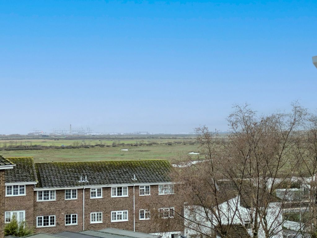 2 bed flat for saleStation Road, South Benfleet, Essex SS7 photo 2