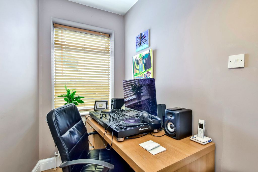 Additional image 4 of 4 bed semi-detached house for saleThe Crescent, Abbots Langley WD5