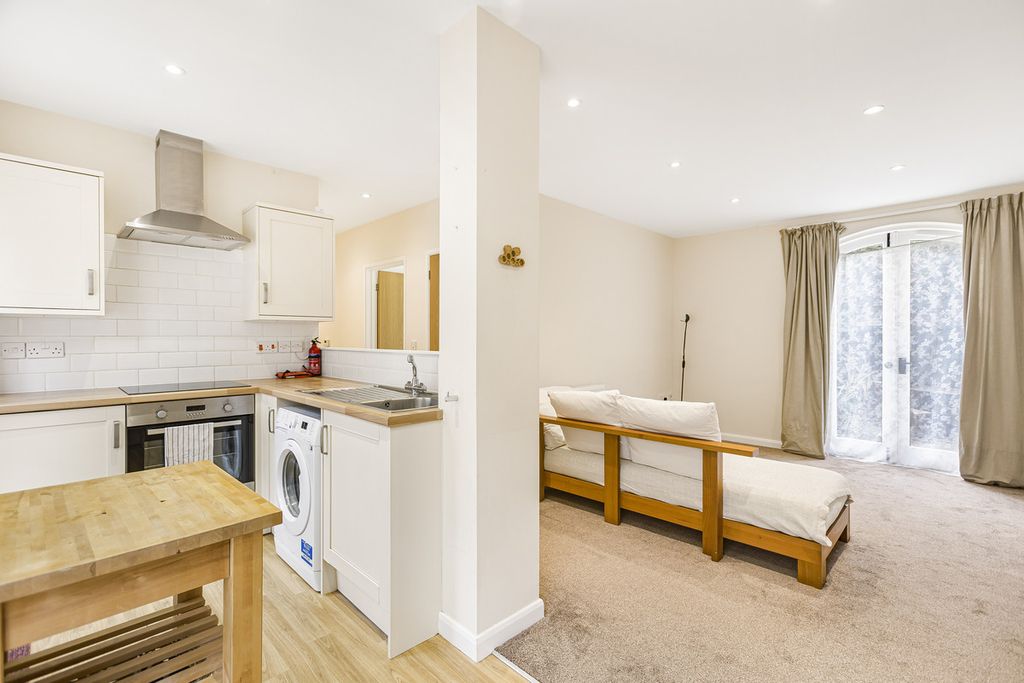 Additional image 2 of 2 bed flat for saleLombard Street, Abingdon OX14