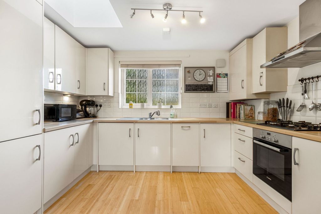 Additional image 2 of 2 bed maisonette for saleBroomfield Rise, Abbots Langley WD5
